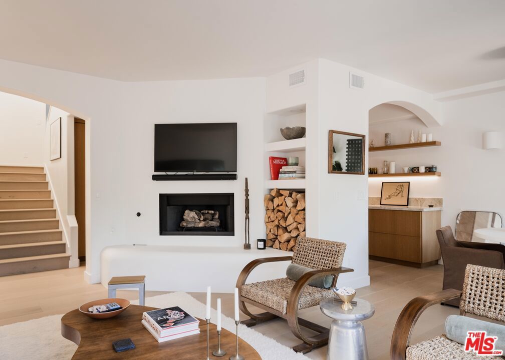 Photo of Listing #25596175