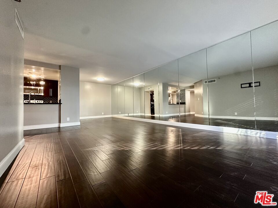 Photo of Listing #25596321