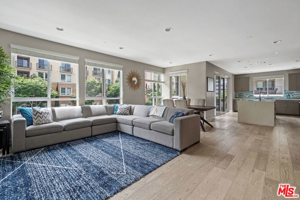 Photo of Listing #25600655