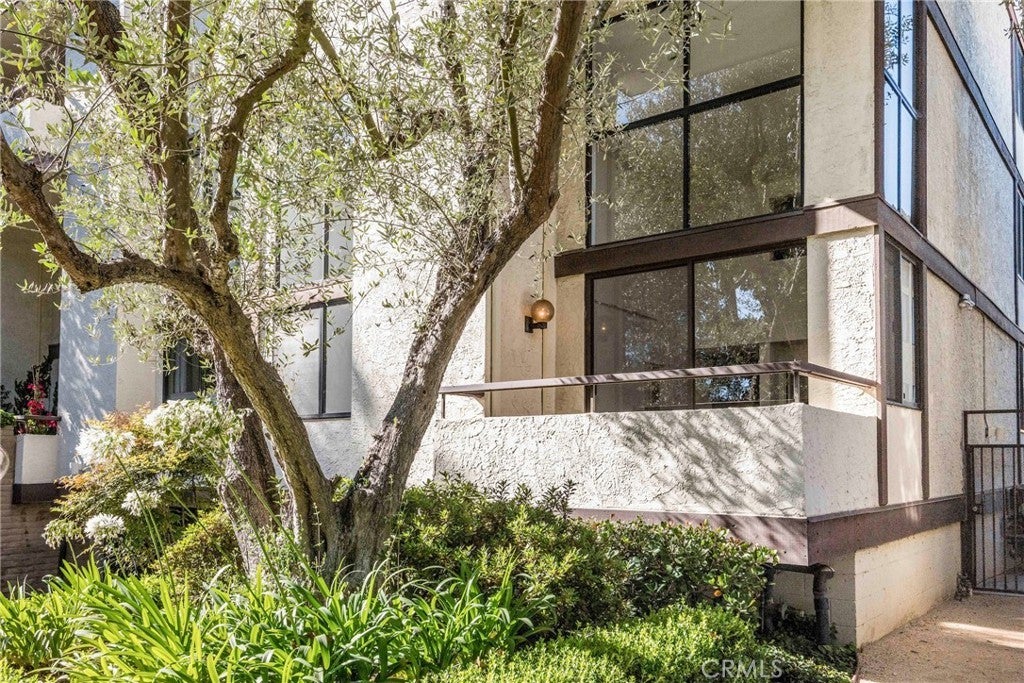 Photo of Listing #PV25233935