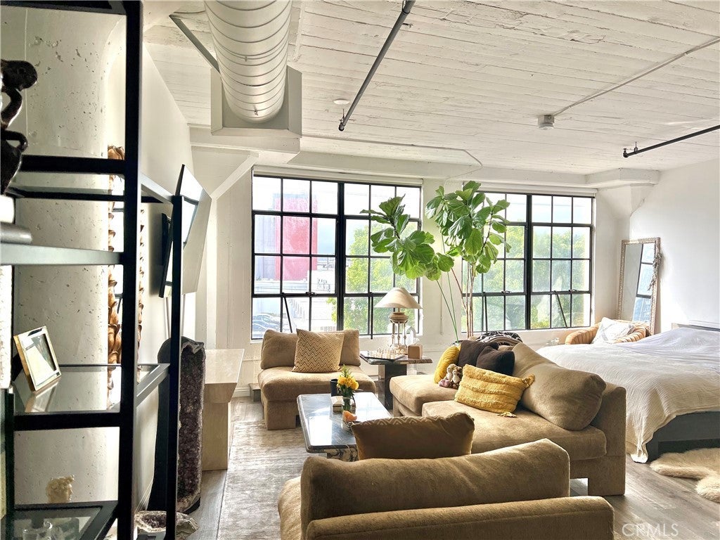 Photo of Listing #PV25236897