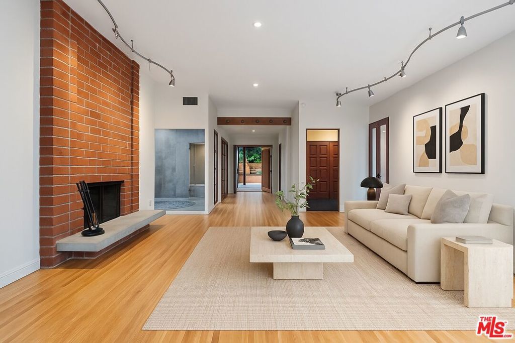 Photo of Listing #25606093