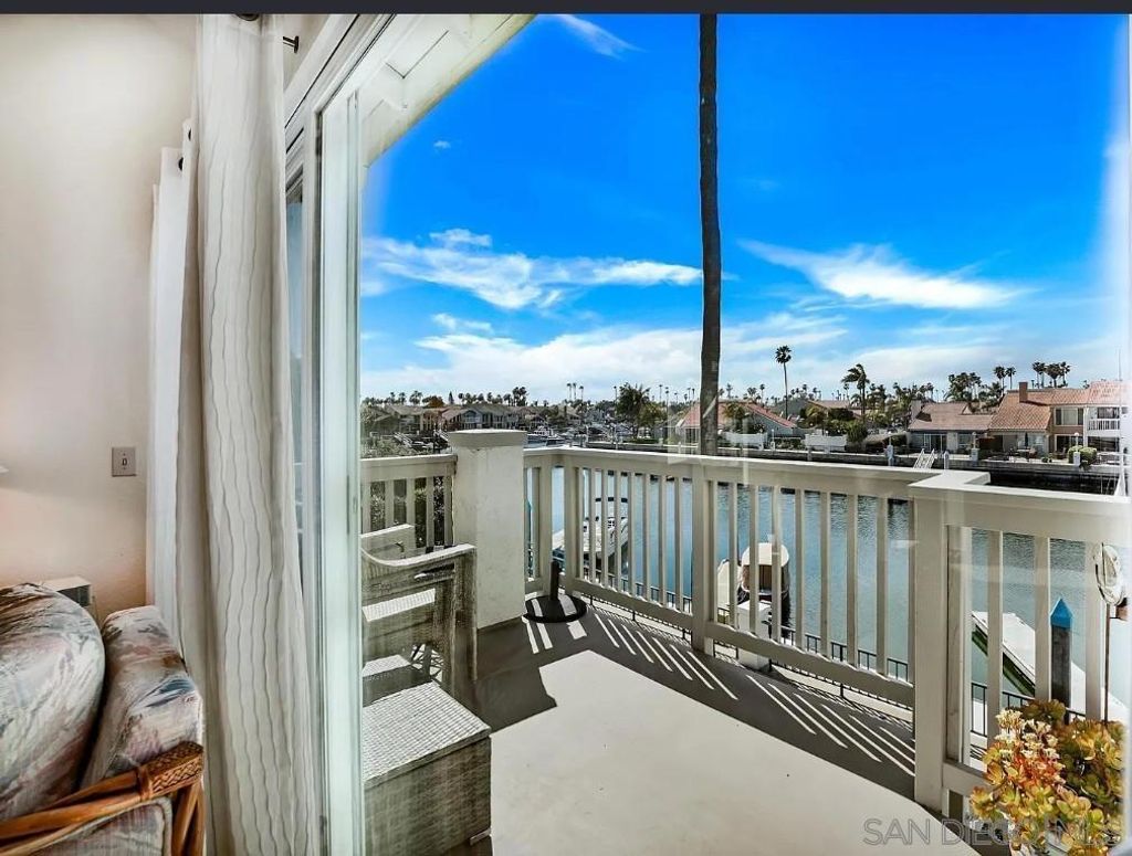 66 W Kingston Ct, Coronado