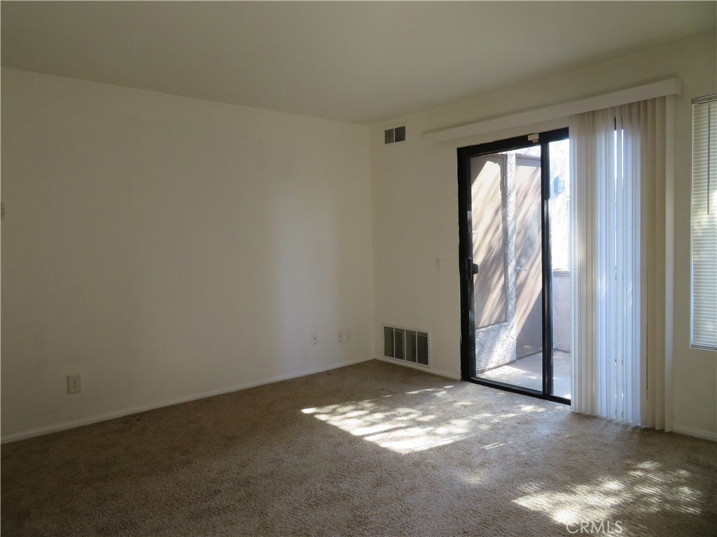 Photo of Listing #IV25245625