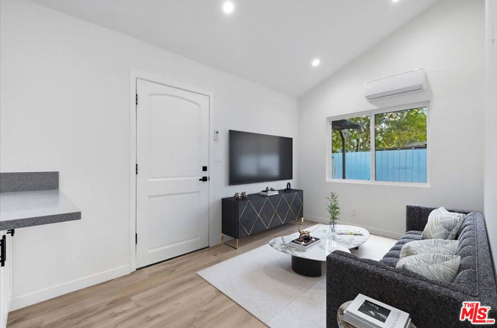 Photo of Listing #25608695