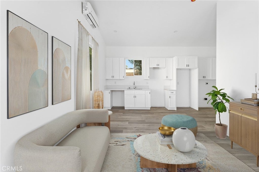 Photo of Listing #SR25250305