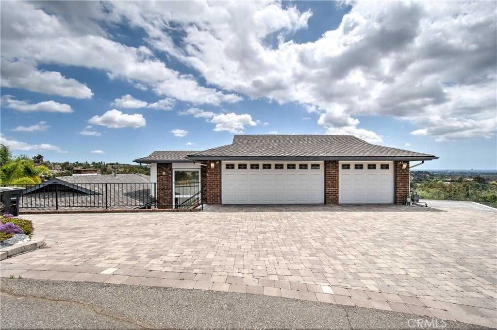 1658 N Hunters, Orange