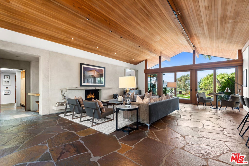 Photo of Listing #25615597