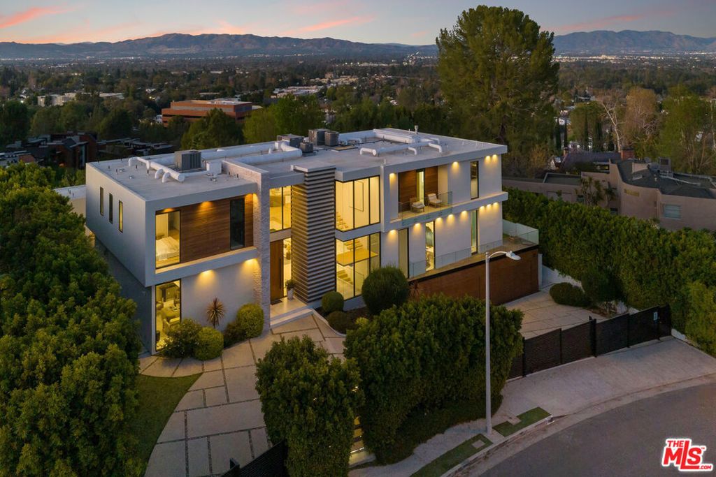 16801 Oak View Drive, Encino