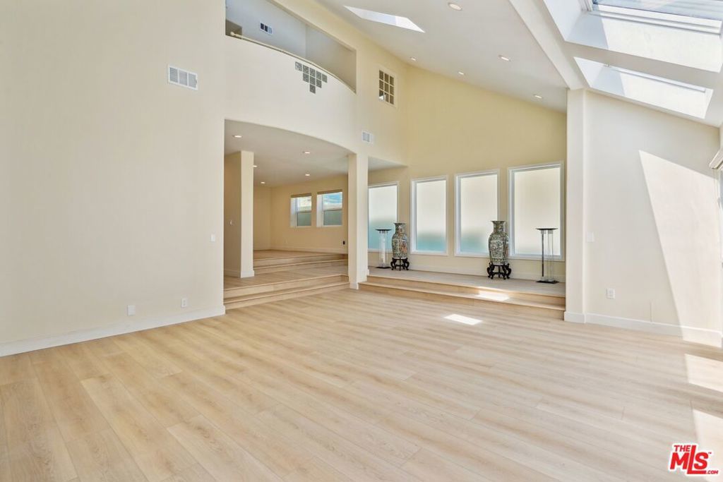 Photo of Listing #25620419