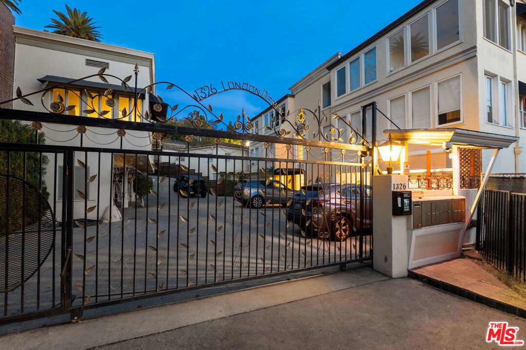 1326 Londonderry View Drive # 7, Los Angeles