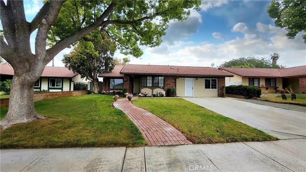 Photo of Listing #IV25269992