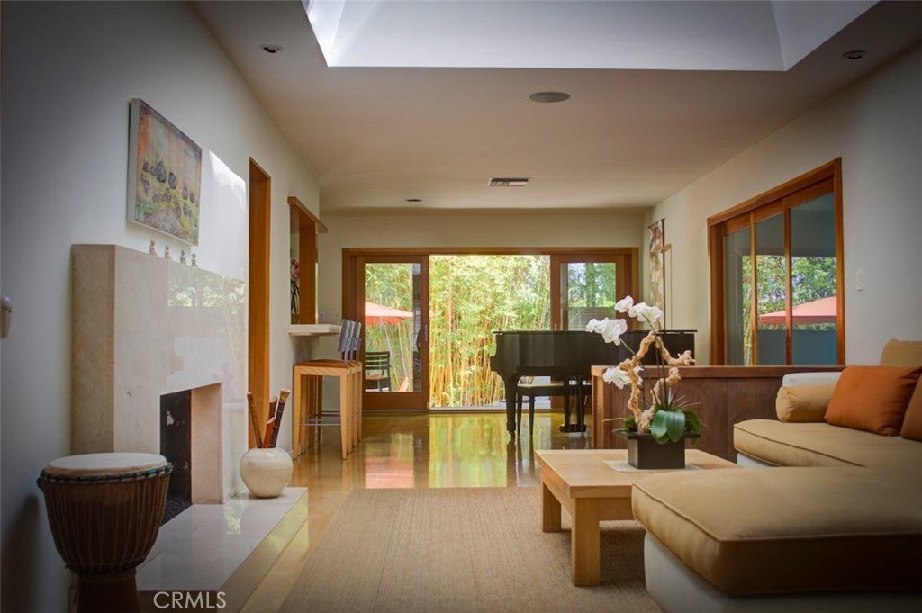 Photo of Listing #IV25270109