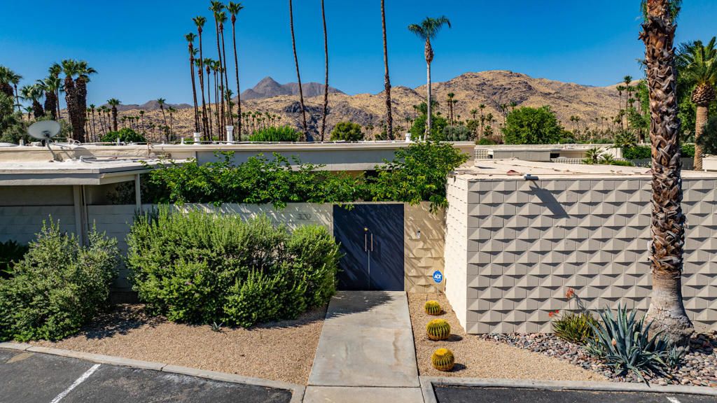 320 Desert Lakes Drive, Palm Springs