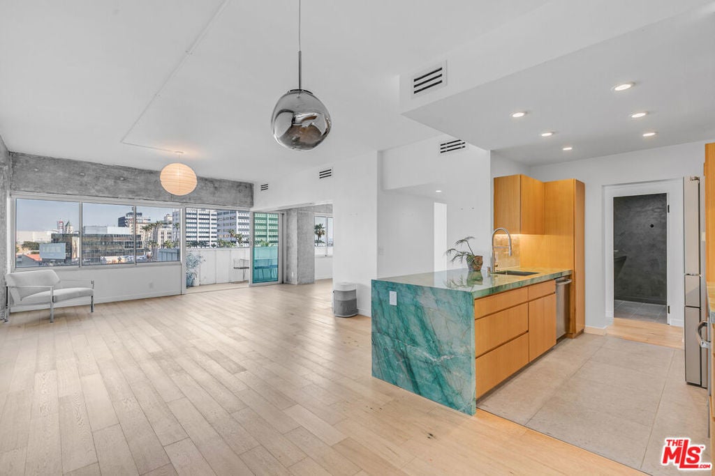 Photo of Listing #25630645