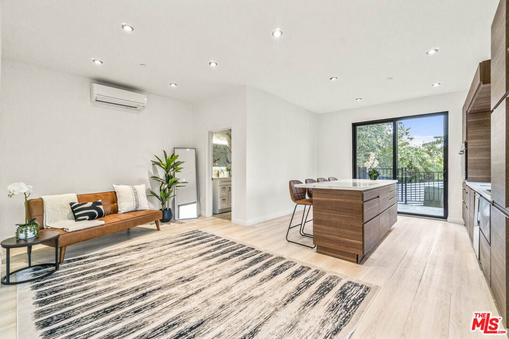 Photo of Listing #25630799