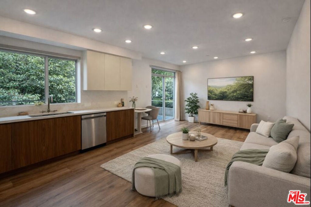 Photo of Listing #25631393