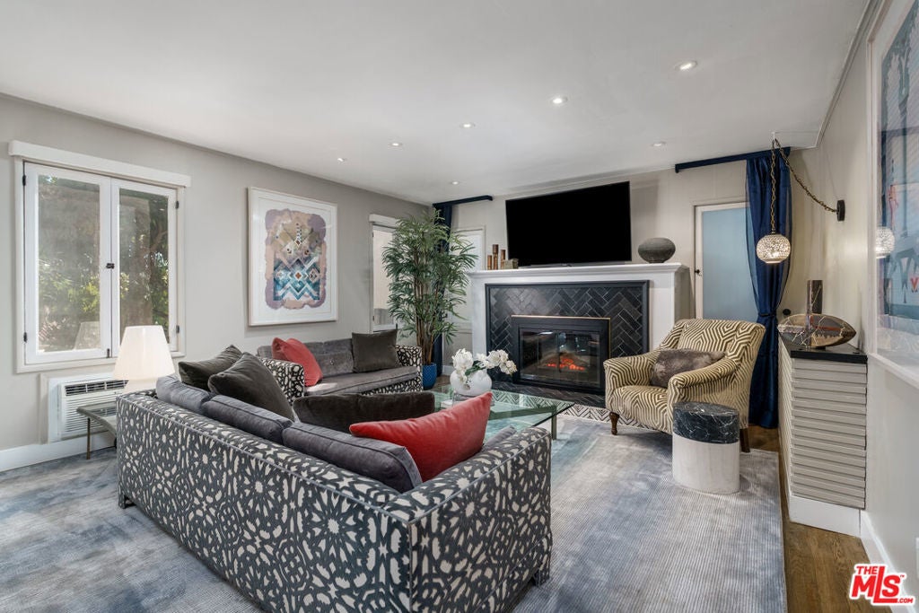 Photo of Listing #26636357