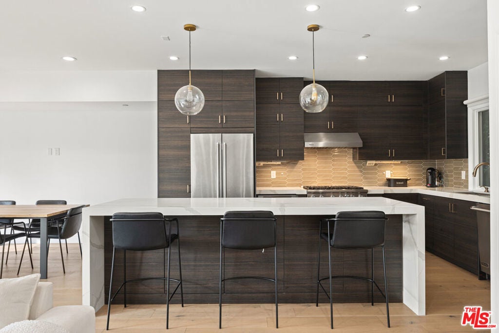 Photo of Listing #26637793