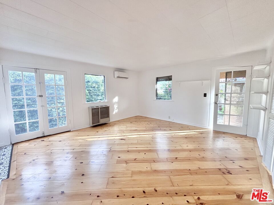 Photo of Listing #26642935