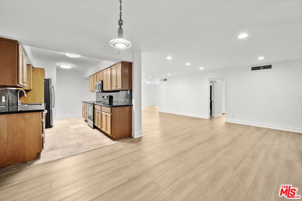 Photo of Listing #26645585