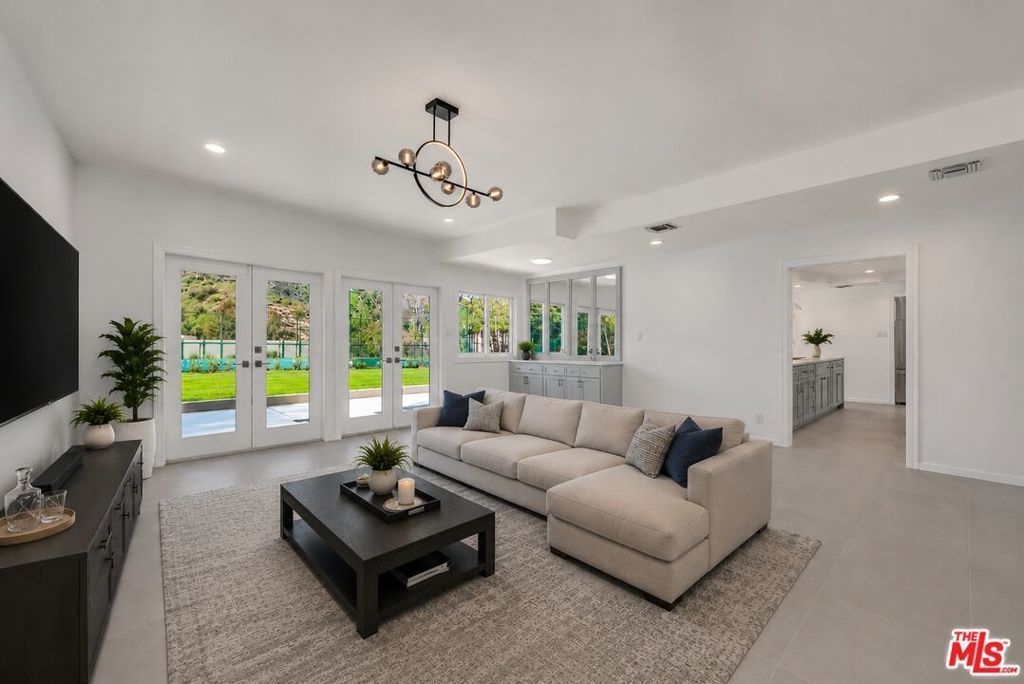 17606 Camino De Yatasto, Pacific Palisades
