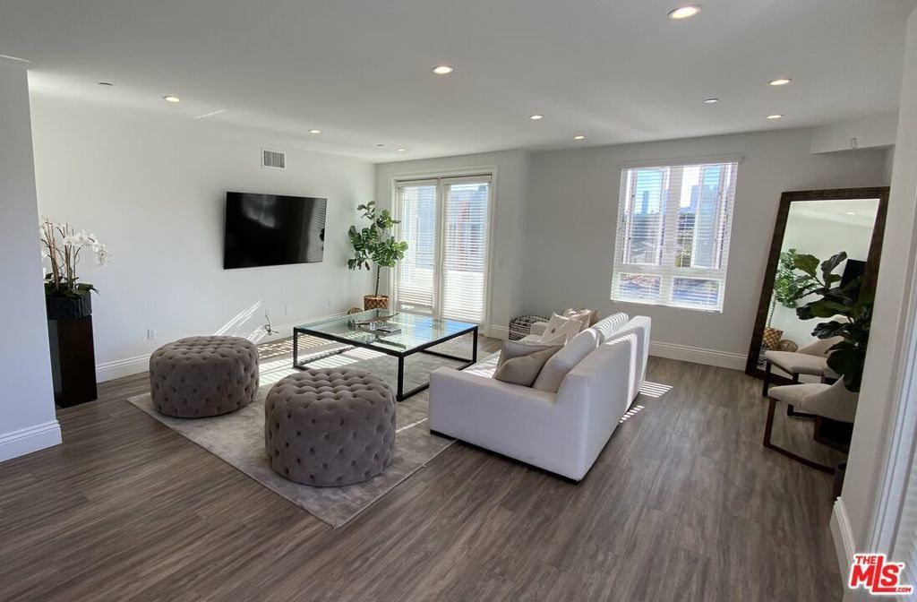 8700 Chalmers Drive # Ph #401, Los Angeles