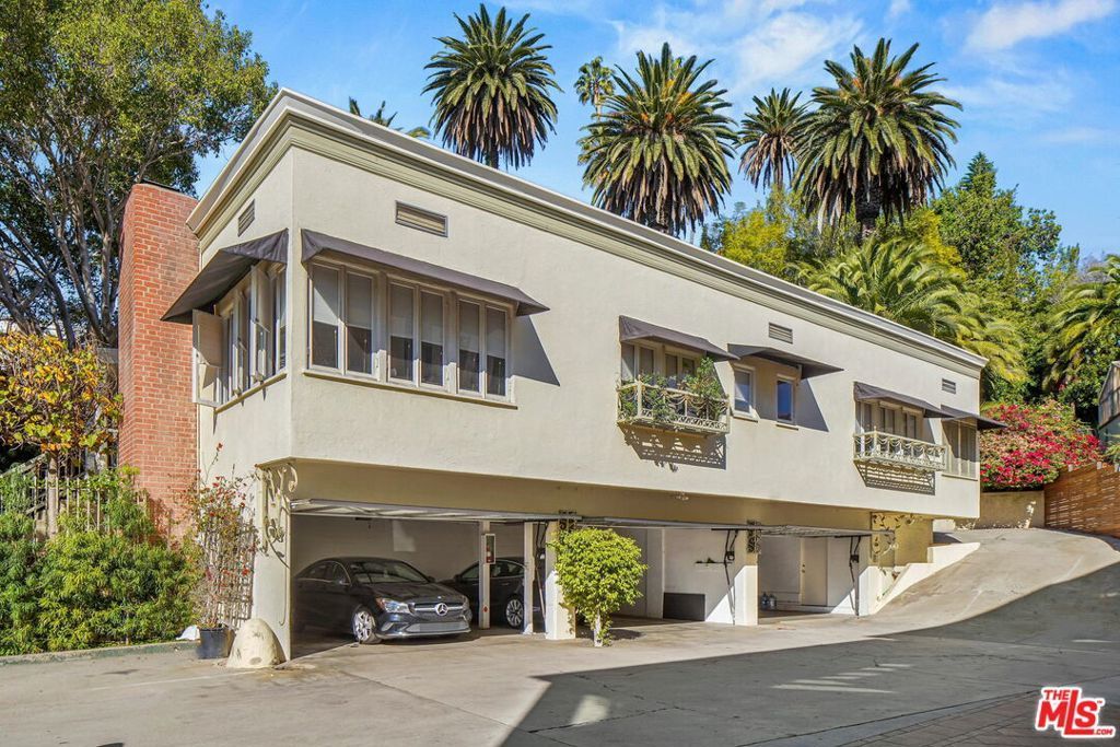 1328 Londonderry View Drive, Los Angeles