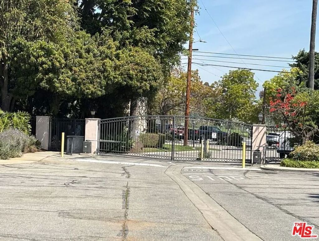 245 S Barrington Avenue # D1, Los Angeles