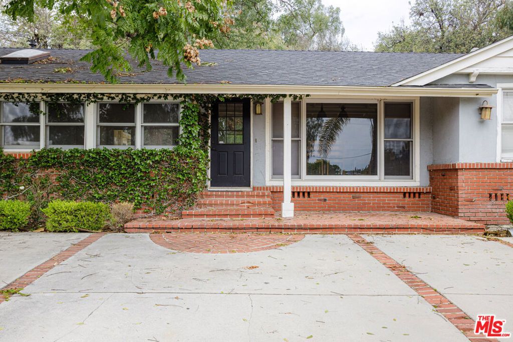 19439 Oxnard Street, Tarzana