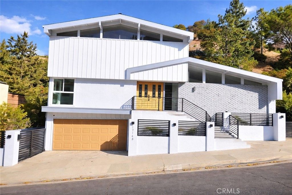 17148 Escalon, Encino