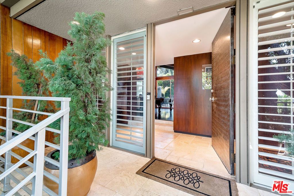 11508 Thurston Circle, Los Angeles