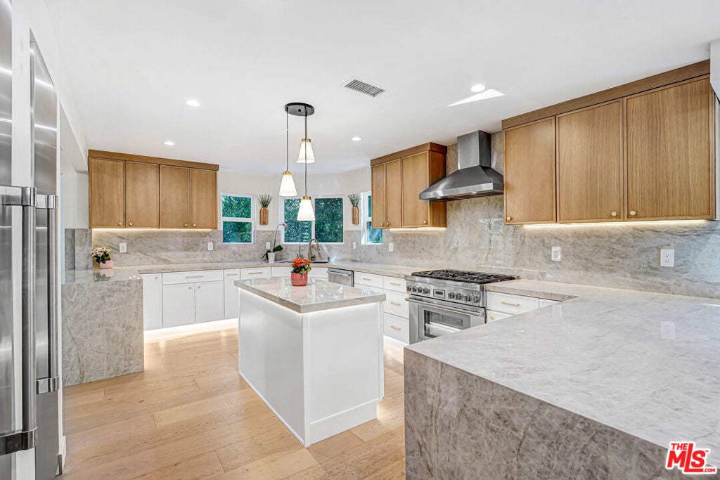 Photo of Listing #26668097