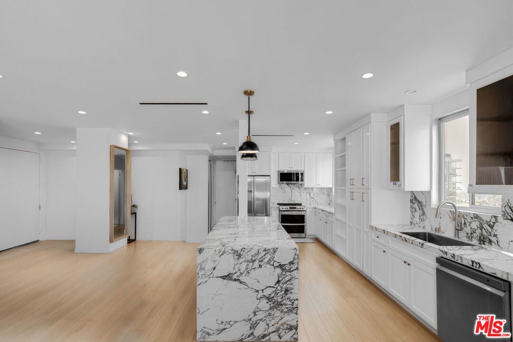 Photo of Listing #26669903