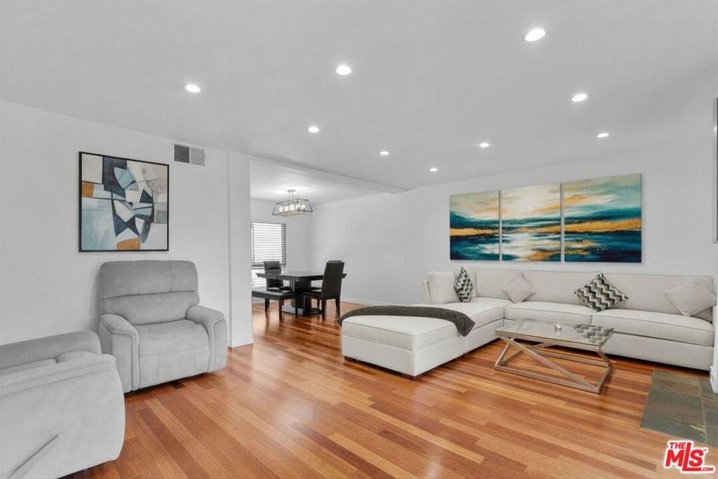 Photo of Listing #26671799