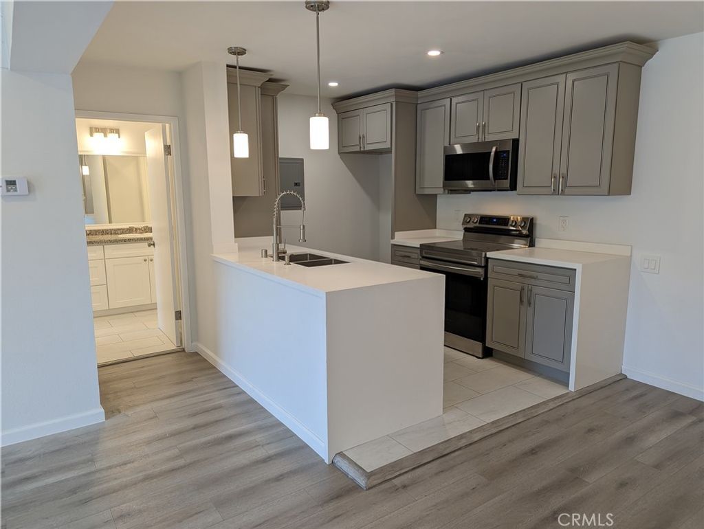 5460 White Oak # G222, Encino