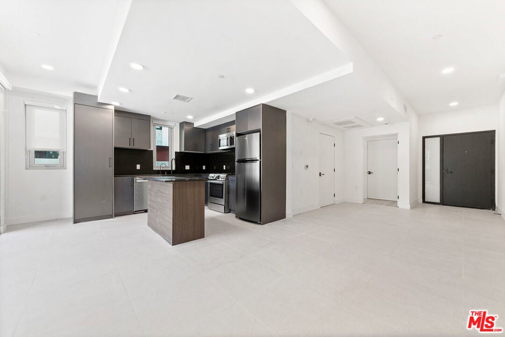 Photo of Listing #26678379