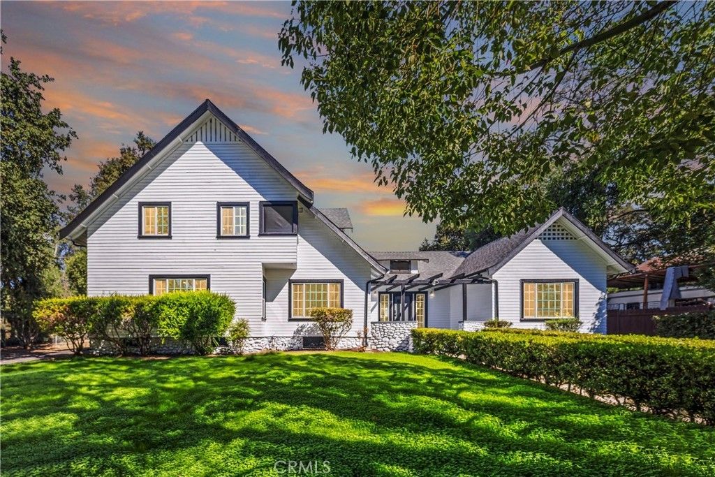 379 Buena Loma, Altadena