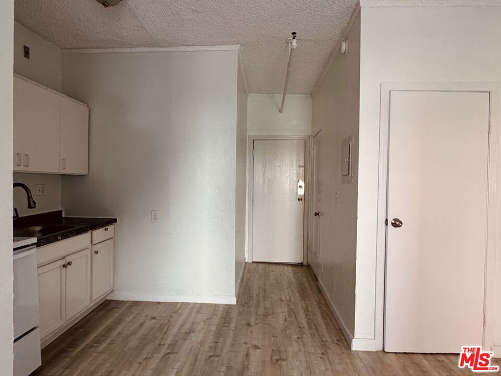 920 S Hobart Blvd # 104, Los Angeles