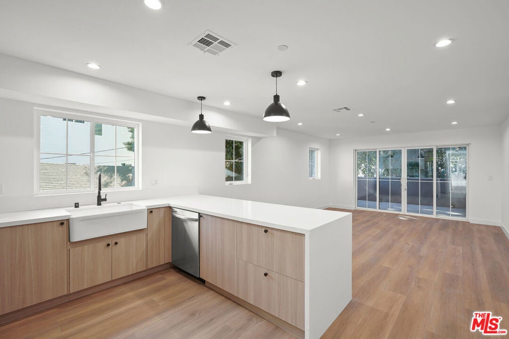 Photo of Listing #26716915