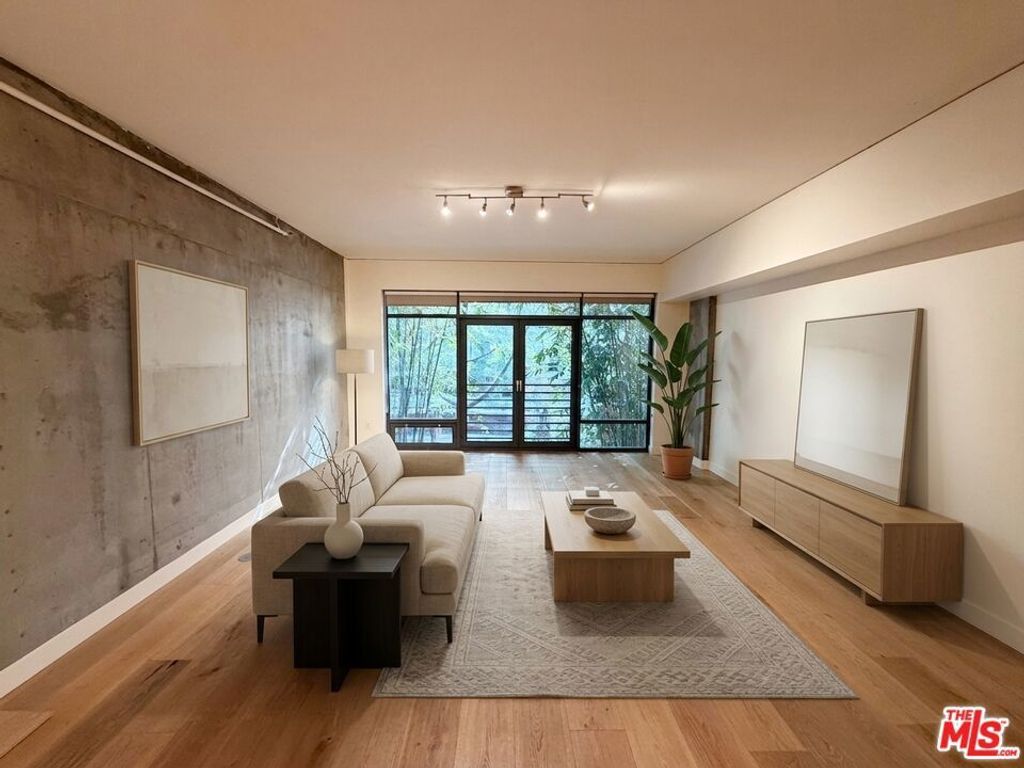 1111 S Grand Avenue # 506, Los Angeles