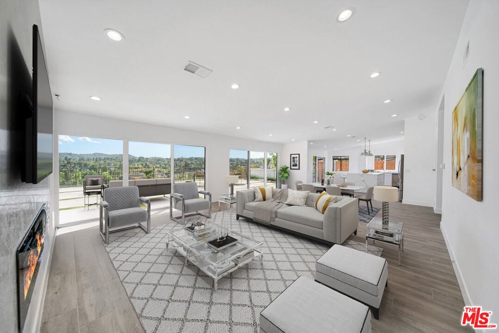 Photo of Listing #26745329