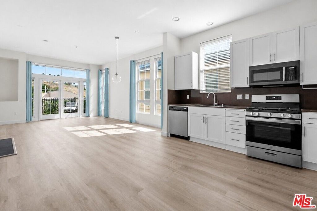 13020 Pacific Promenade # 406, Playa Vista