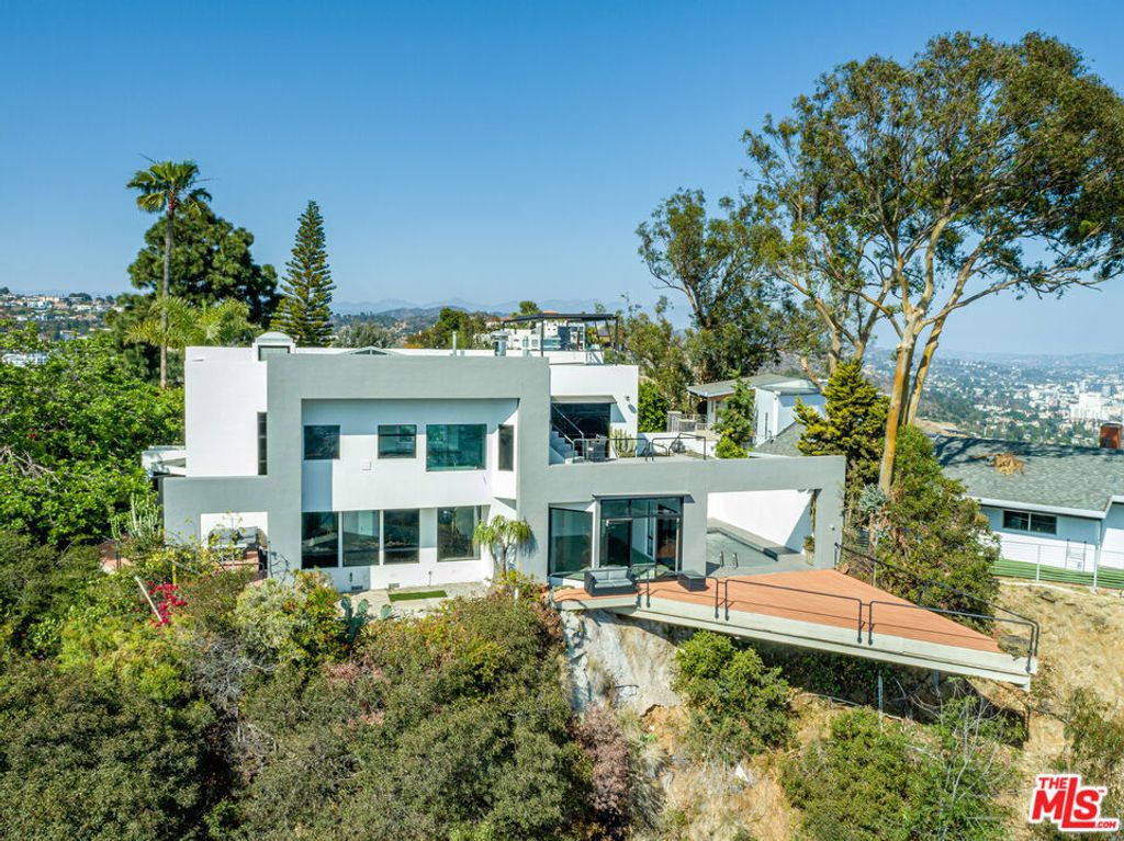 8424 Grand View Drive, Los Angeles
