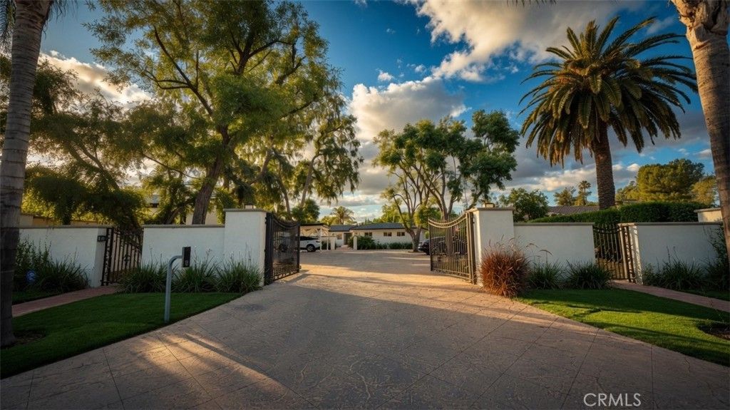 5855 Shirley Avenue, Tarzana