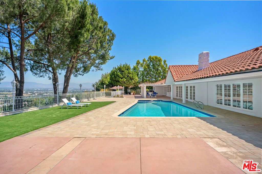 4159 Regal Oak Drive, Encino