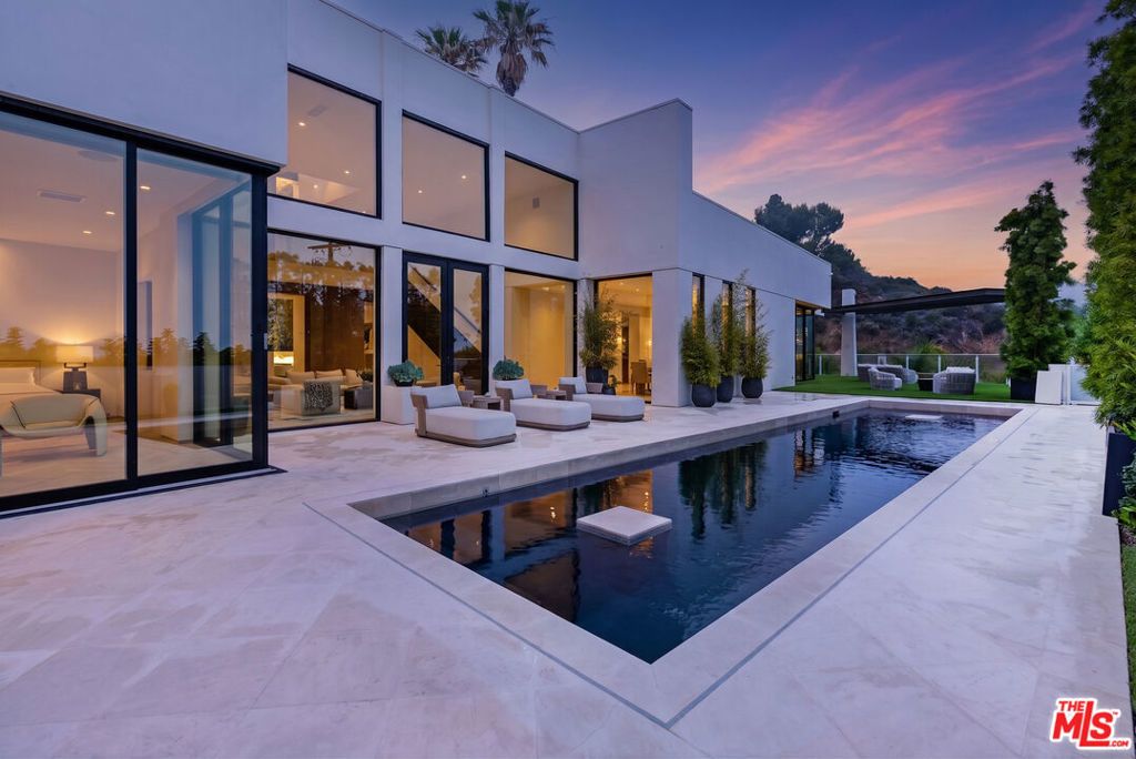 9405 Sierra Mar Place, Los Angeles