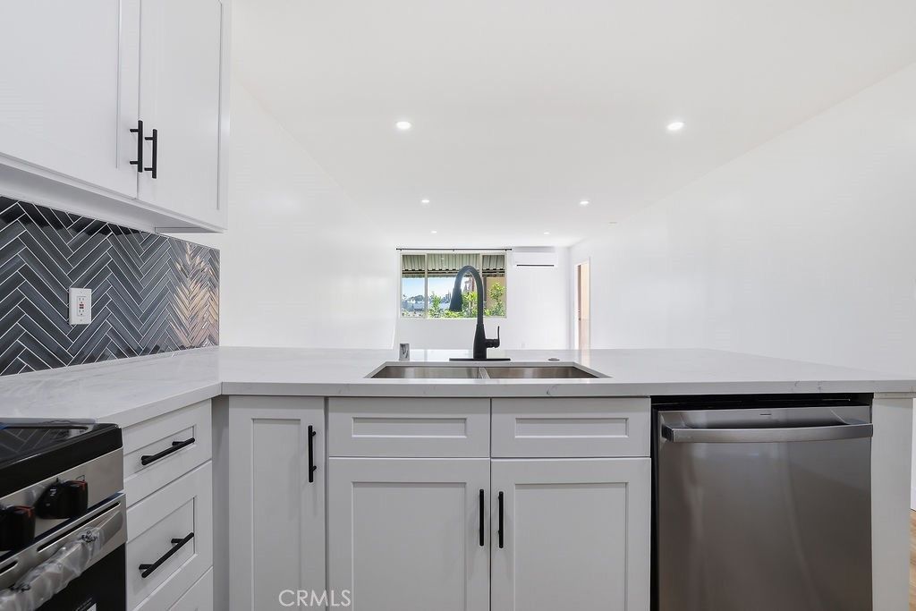 17000 Burbank Boulevard # 211, Encino