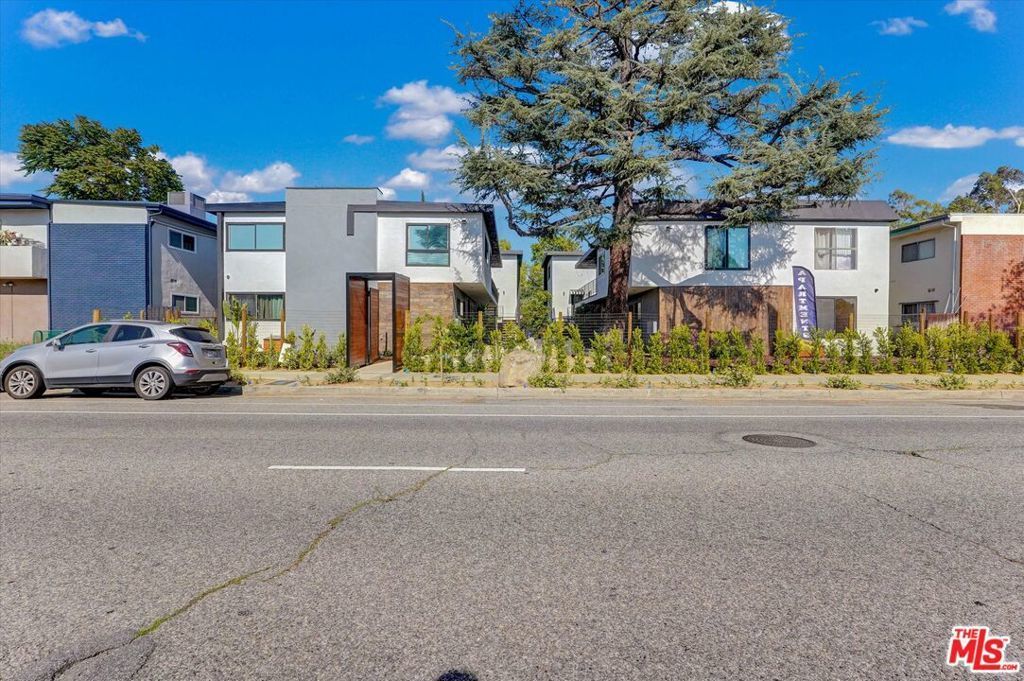 5722 Woodman Ave # 4, Van Nuys
