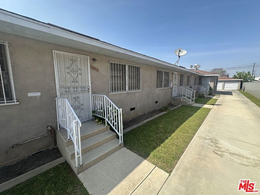 1021 1/2 W 90th Street, Los Angeles
